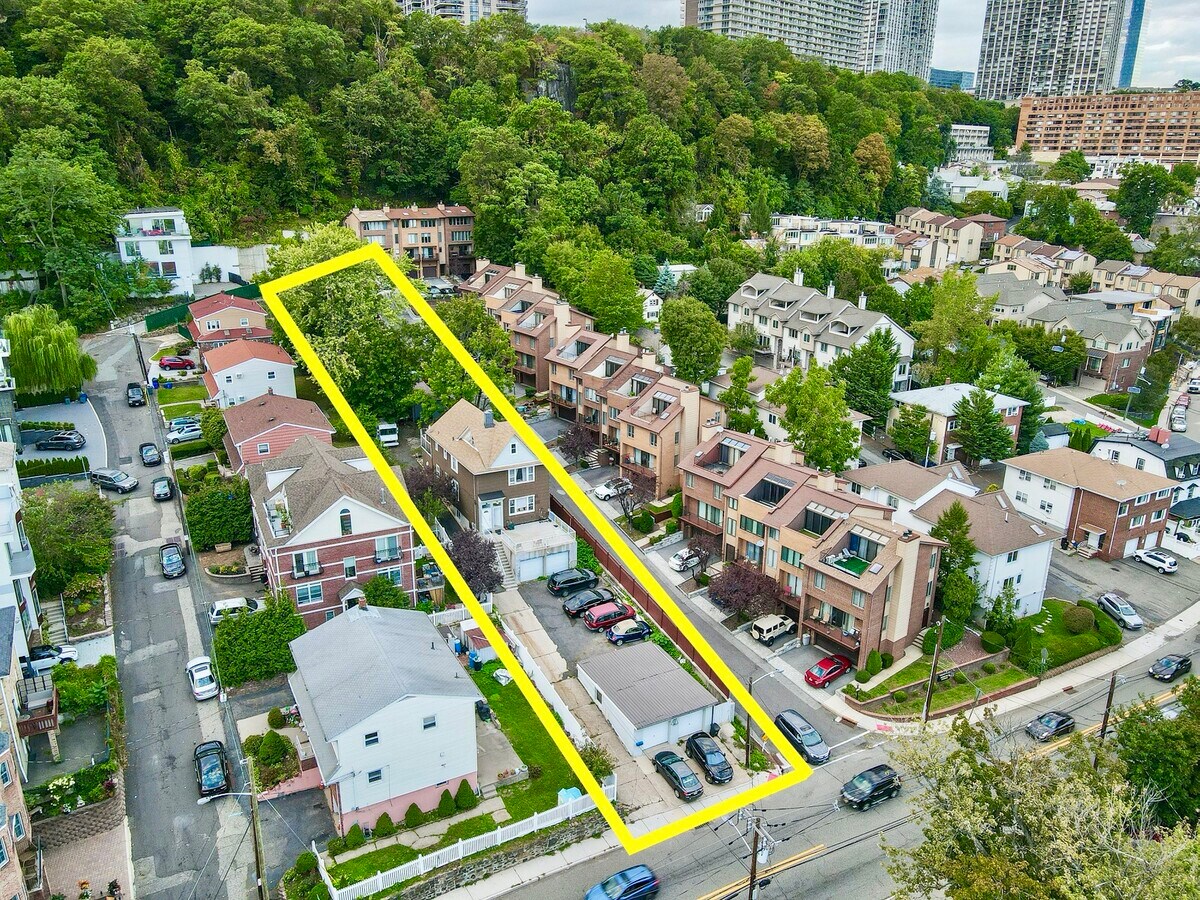 1444 River Rd, Edgewater, NJ 07020