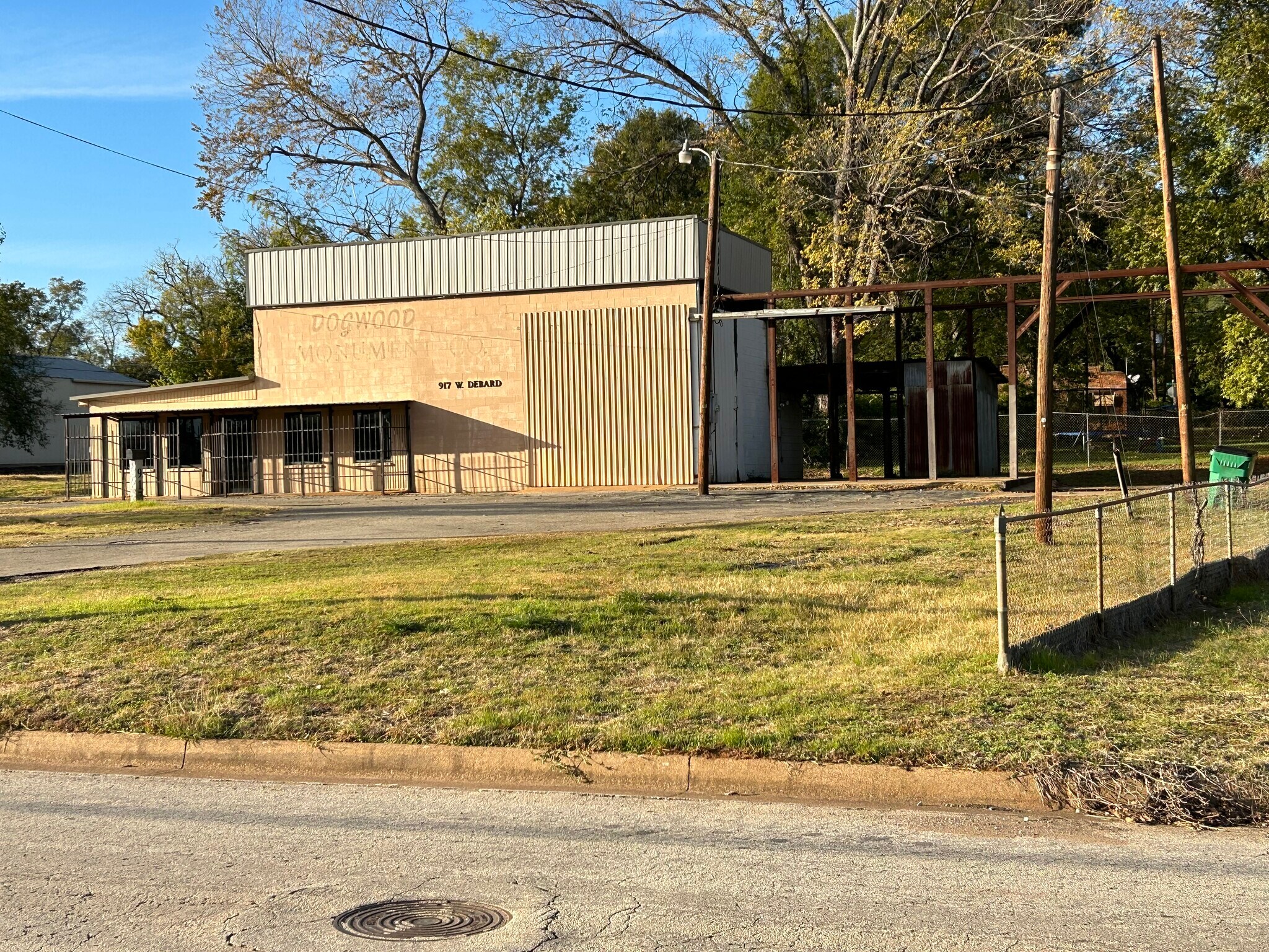 917 W Debard St, Palestine, TX 75801 Building and Lot