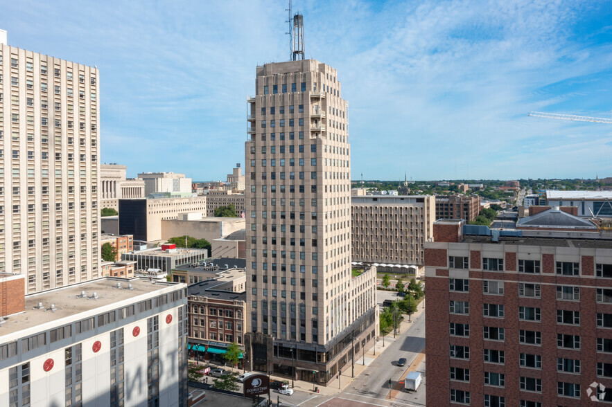 606 W Wisconsin Ave, Milwaukee, WI for sale - Building Photo - Image 1 of 1