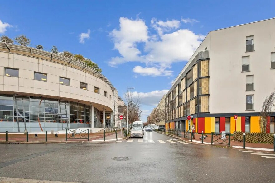 Office in Nanterre for sale - Building Photo - Image 2 of 14