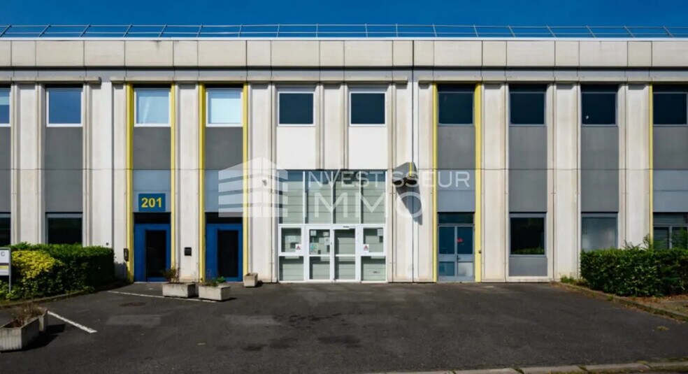 Flex in Gennevilliers for lease - Building Photo - Image 1 of 2