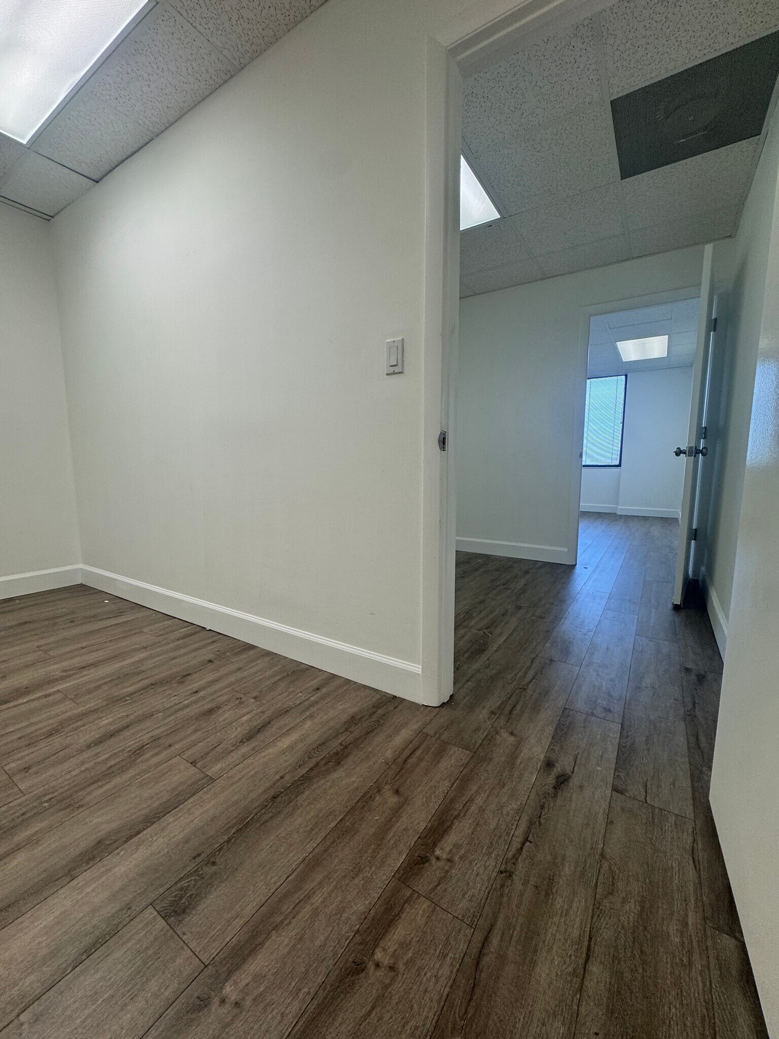 915 Middle River Dr, Fort Lauderdale, FL for lease Interior Photo- Image 1 of 5