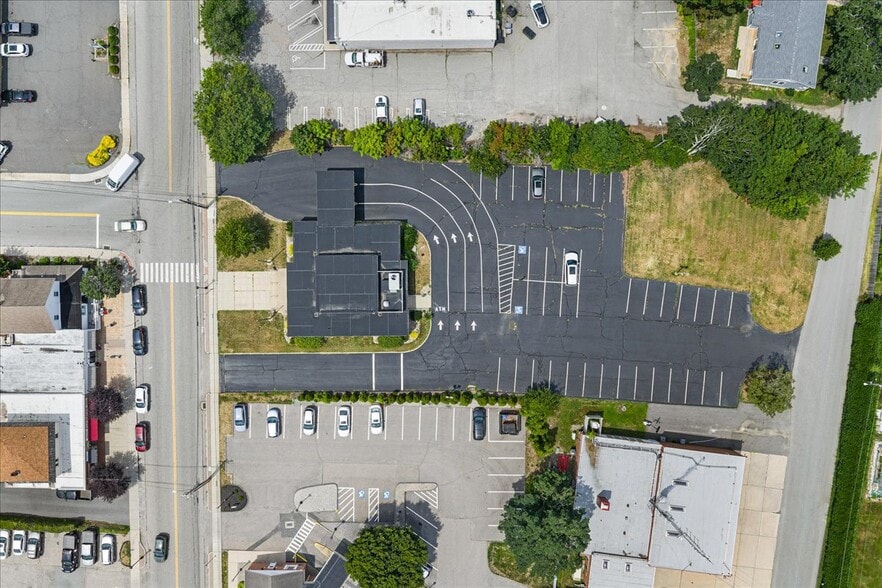 43 Pennsylvania Ave, Niantic, CT for sale - Building Photo - Image 3 of 18