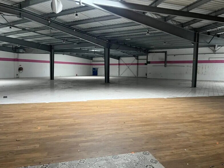 Retail in Maurepas for lease - Building Photo - Image 3 of 11