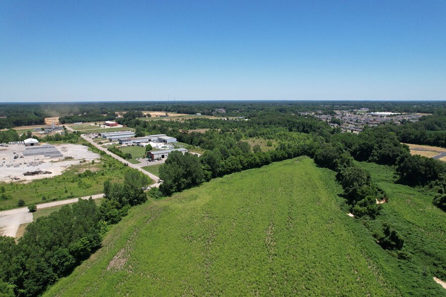 Bowers, Oakland, TN for sale - Primary Photo - Image 1 of 9