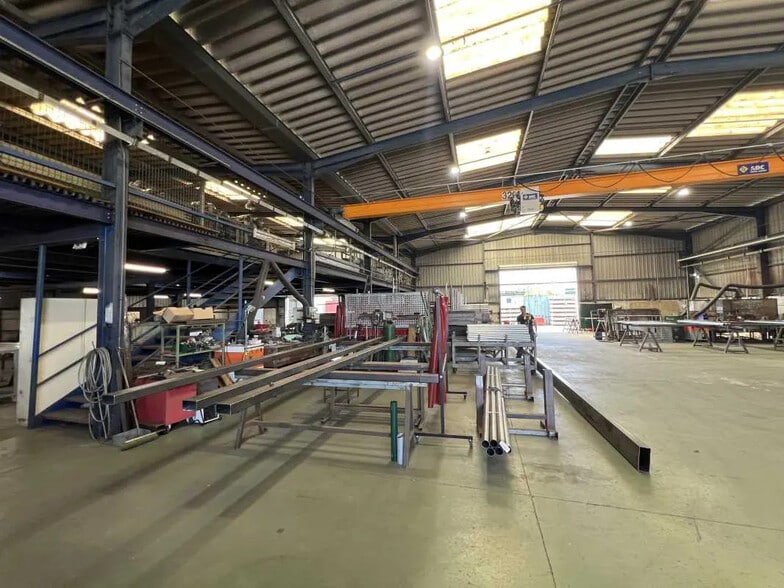 Industrial in Mérignac for sale - Interior Photo - Image 1 of 9