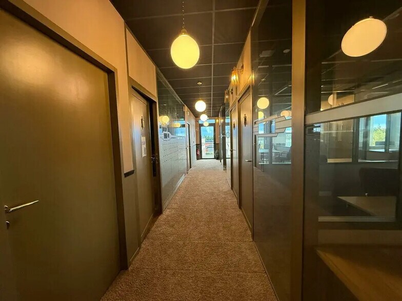 Office in Isneauville for lease - Building Photo - Image 3 of 7