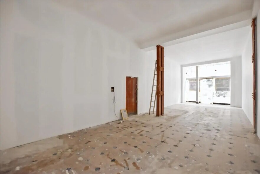 Retail in Paris for lease - Building Photo - Image 2 of 5