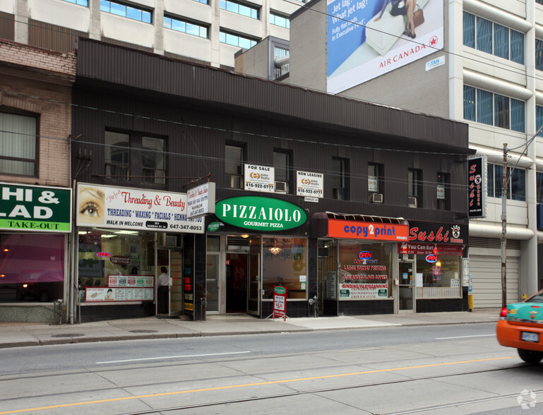 203-209 Dundas St W, Toronto, ON for lease - Building Photo - Image 2 of 2