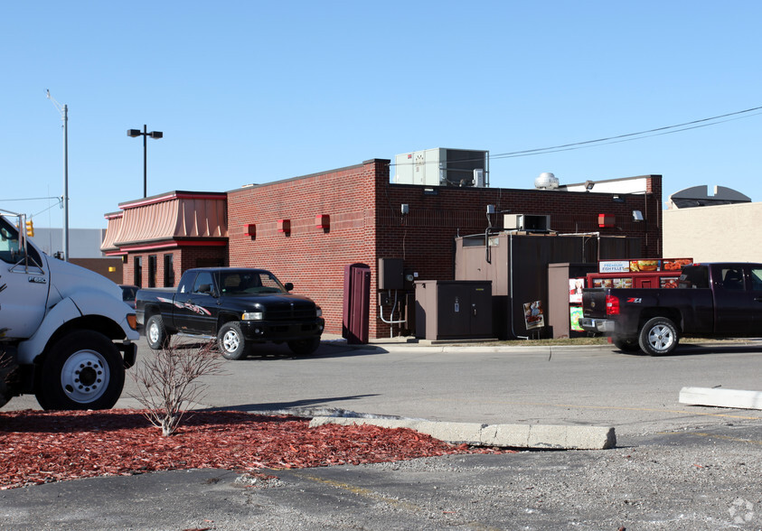 32500 John R Rd, Madison Heights, MI for lease - Building Photo - Image 2 of 4