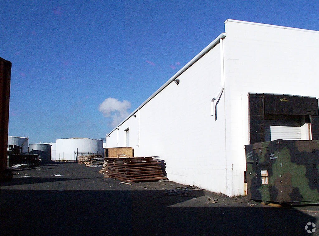 8 Hook Rd, Bayonne, NJ 07002