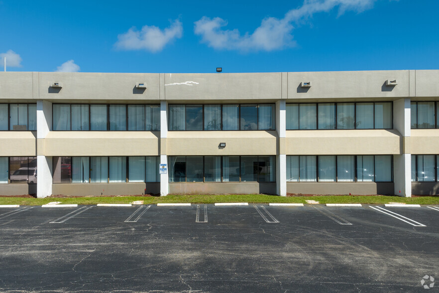 500 Gulfstream Blvd, Delray Beach, FL for lease - Building Photo - Image 2 of 28