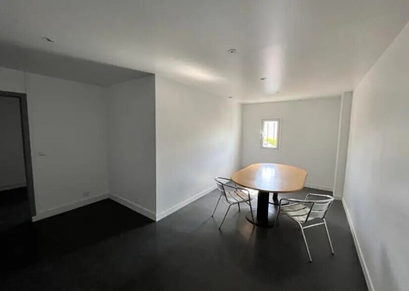 Flex in Sarcelles for lease - Interior Photo - Image 3 of 5