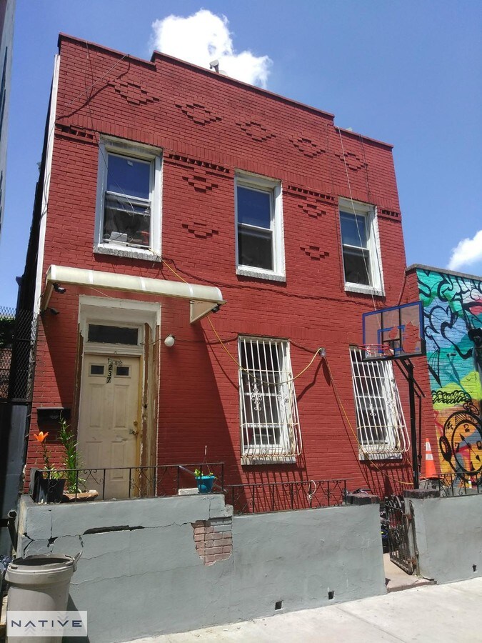 237239 Boerum St, Brooklyn, NY 11206