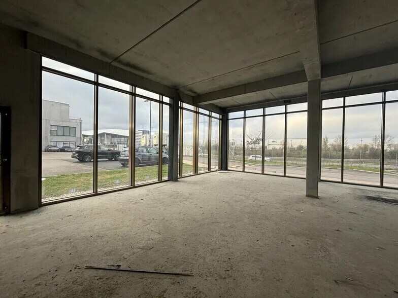 Retail in Meyzieu for lease - Building Photo - Image 3 of 9