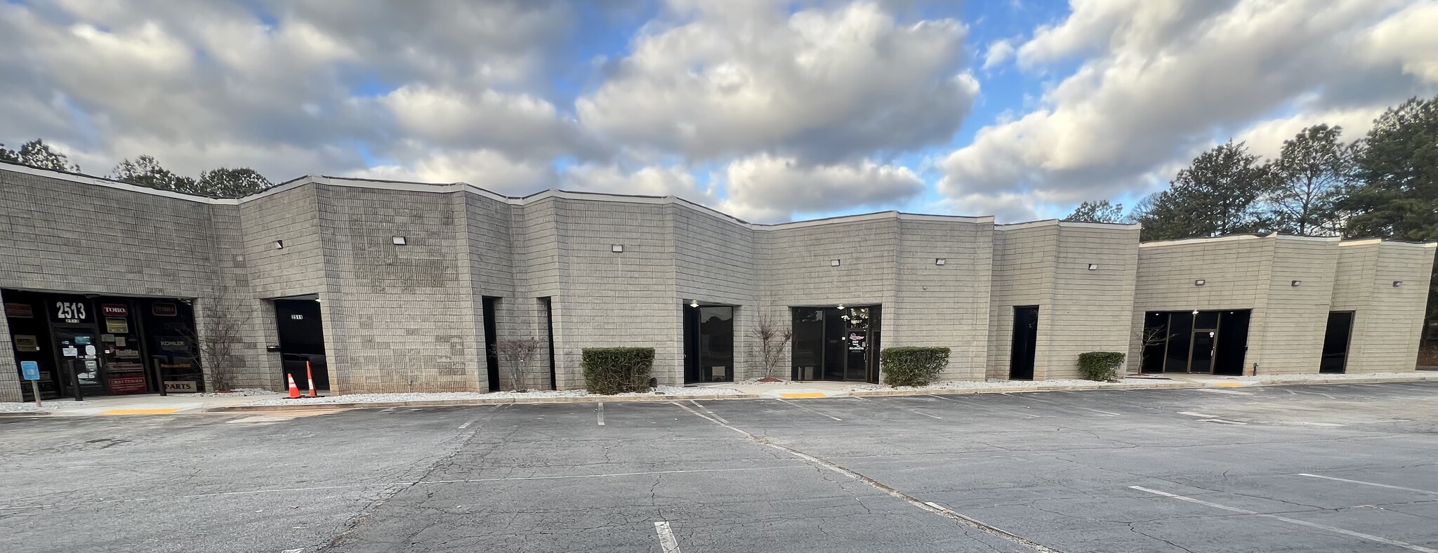 2501-2513 Park Central Blvd, Decatur, GA for lease Building Photo- Image 1 of 7