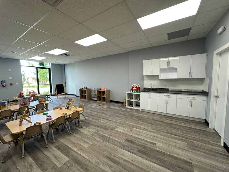 220 Mistatim Rd NW, Edmonton, AB for sale - Building Photo - Image 3 of 8