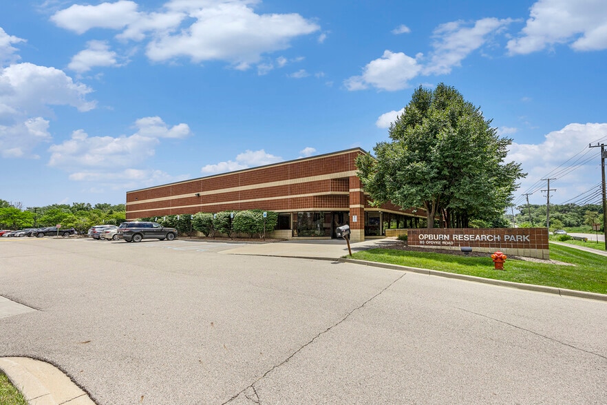 85 S Opdyke Rd, Auburn Hills, MI for lease - Building Photo - Image 2 of 4