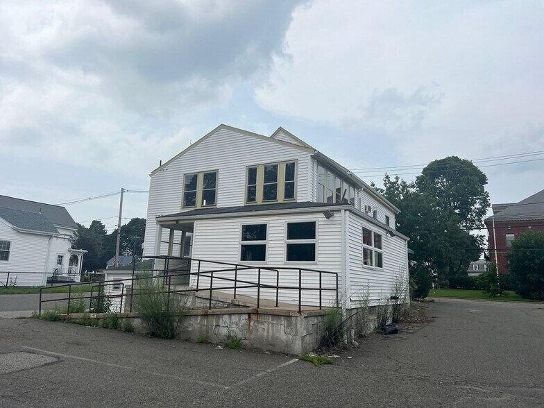 24 Main St, Saugus, MA 01906 Landrymat