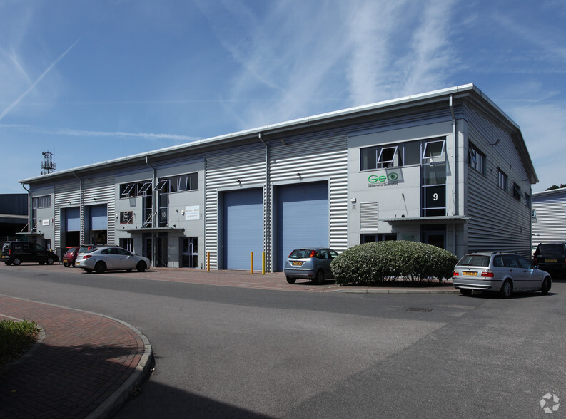 Avro Way, Weybridge for lease - Primary Photo - Image 1 of 8