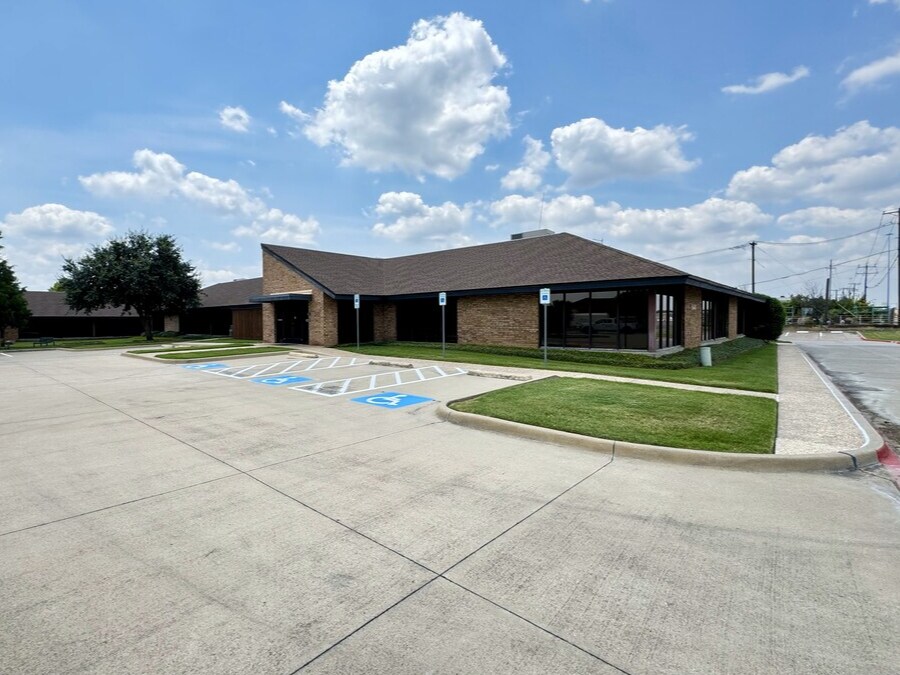 1331 Airport Fwy, Euless, TX for lease Building Photo- Image 1 of 8