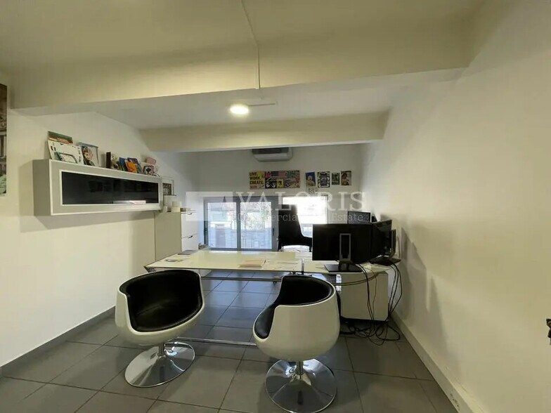 Office in Villeurbanne for lease - Interior Photo - Image 3 of 6