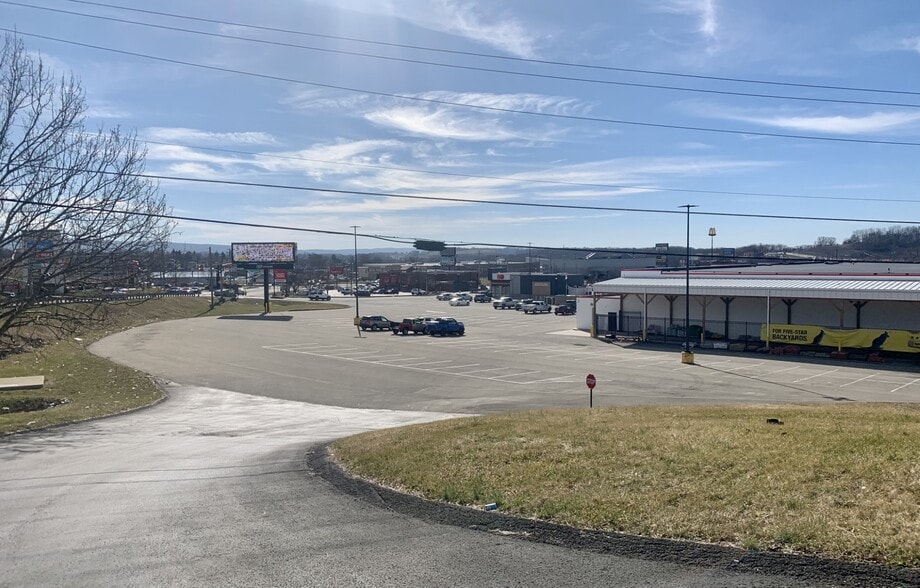 396 Country Side Plz, Mount Pleasant, PA for lease - Building Photo - Image 3 of 3