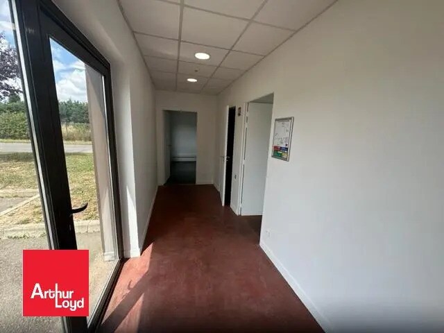 Flex in Dreux for lease - Interior Photo - Image 3 of 5