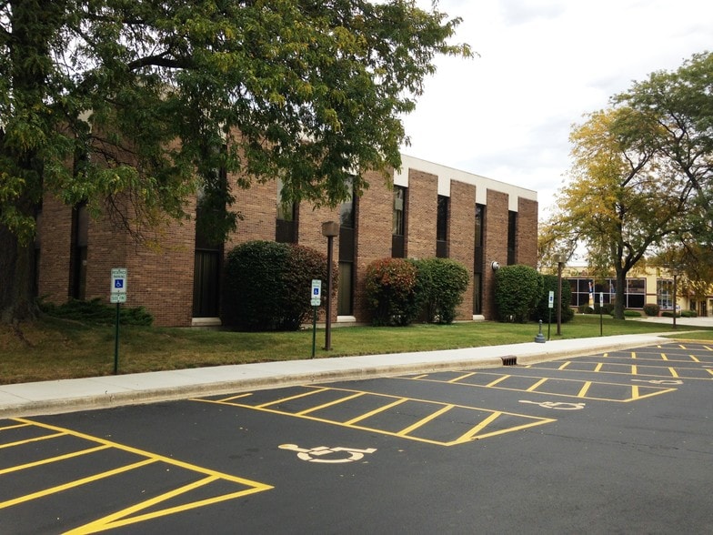 2000 N Lewis Ave, Waukegan, IL for lease - Building Photo - Image 2 of 3