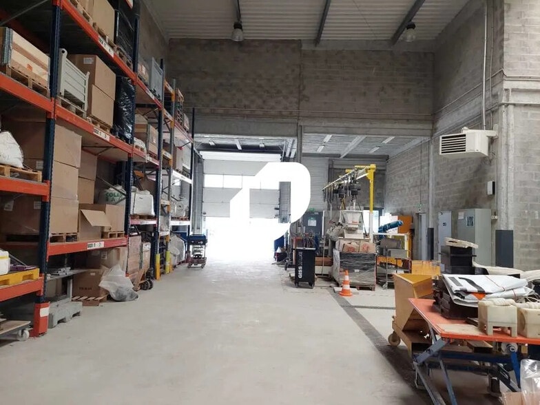 Office in Magny-les-Hameaux for lease - Interior Photo - Image 3 of 7