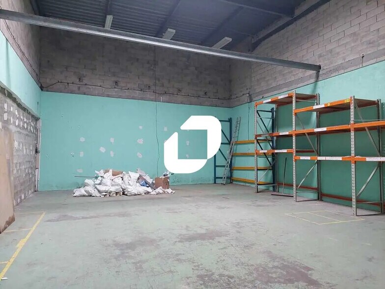 Flex in Élancourt for lease - Interior Photo - Image 1 of 9