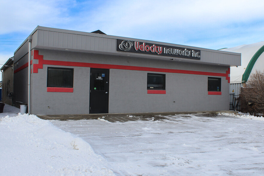 133 River Ave, Cochrane, AB for lease - Building Photo - Image 3 of 5