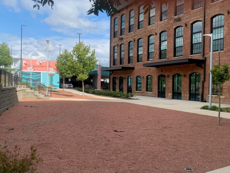 96 E Catawba St, Belmont, NC for lease - Building Photo - Image 2 of 16