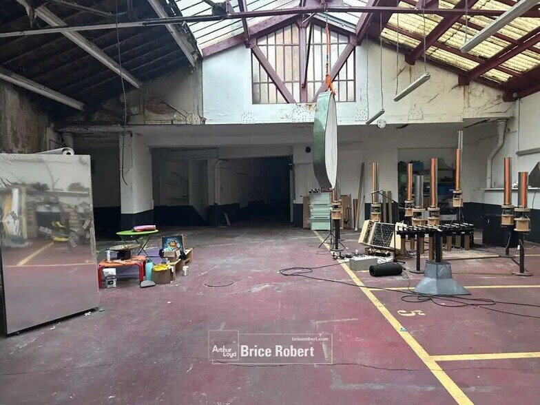 Flex in Lyon for sale - Building Photo - Image 2 of 4