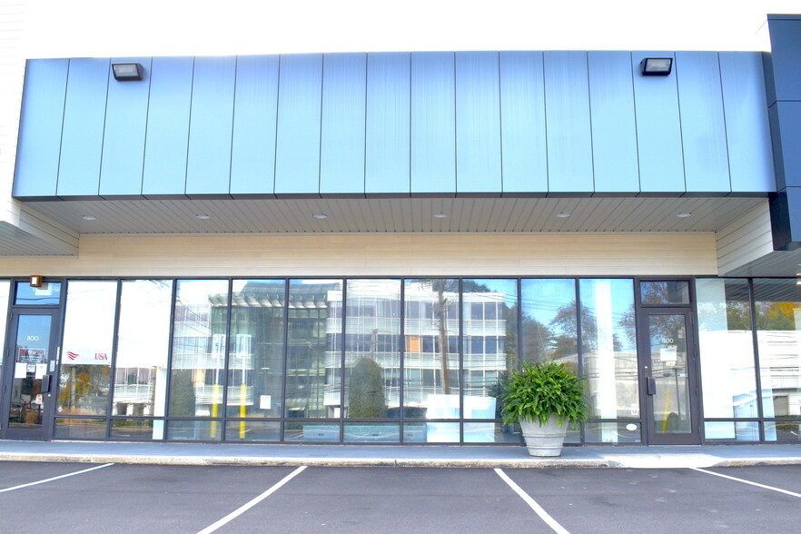 800 Northern Blvd, Great Neck, NY for lease - Building Photo - Image 3 of 7