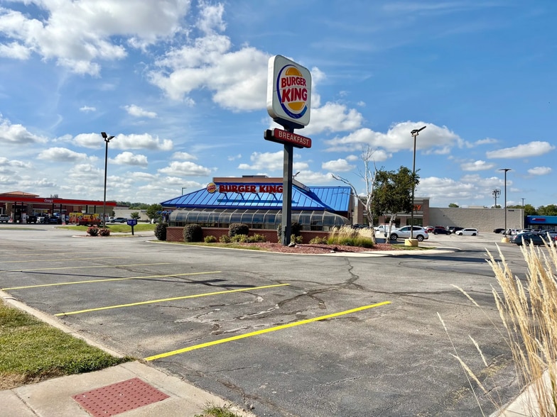 7640 Dodge St, Omaha, NE for lease - Building Photo - Image 2 of 6