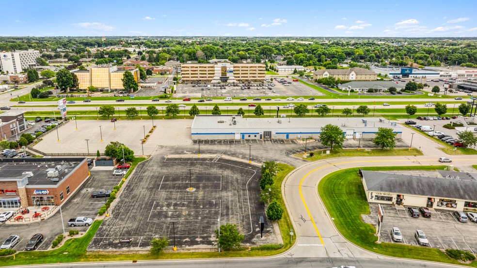 4400 W College Ave, Appleton, WI for lease - Building Photo - Image 2 of 4