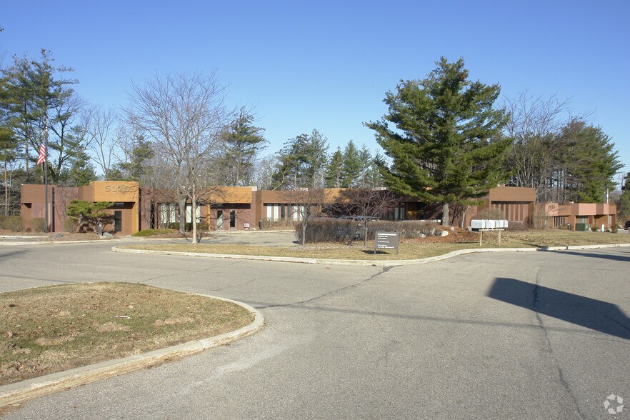 5025-5035 Plainfield Ave NE, Grand Rapids, MI for sale - Primary Photo - Image 1 of 1