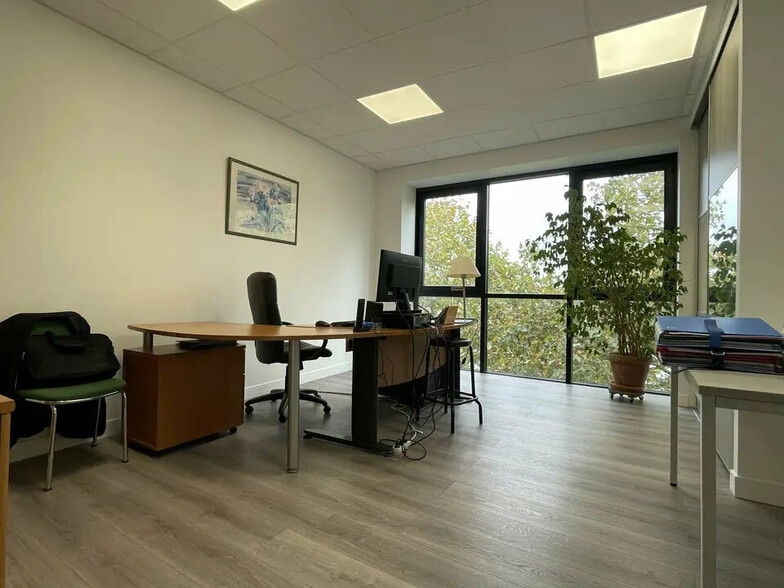 Office in Le Havre for lease - Interior Photo - Image 3 of 3