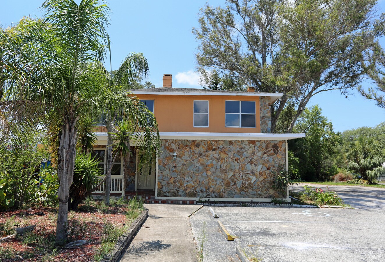 650 E Tarpon Ave, Tarpon Springs, FL 34689