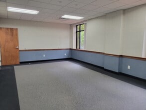 33 Constitution Dr, Hudson, NH for sale Interior Photo- Image 1 of 4