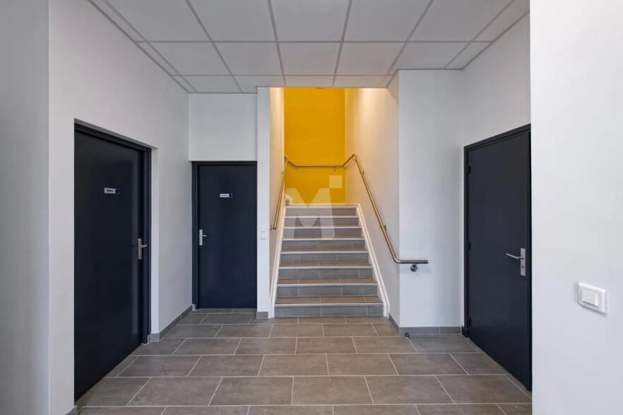 Flex in Lisses for lease - Building Photo - Image 3 of 9