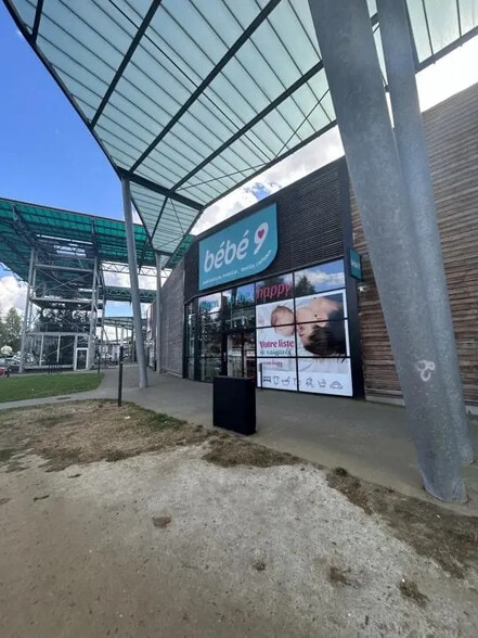 Retail in GONFREVILLE-L'ORCHER for lease - Building Photo - Image 2 of 3