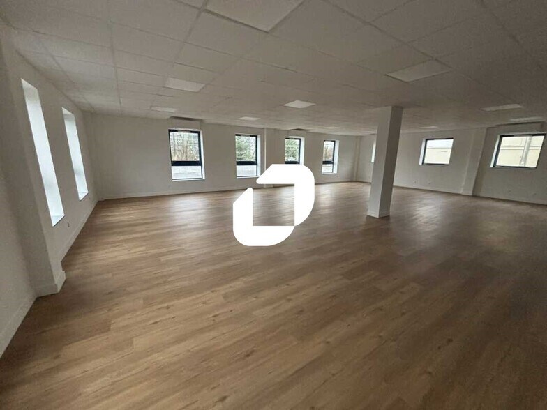 Office in Ris-Orangis for lease - Interior Photo - Image 2 of 25