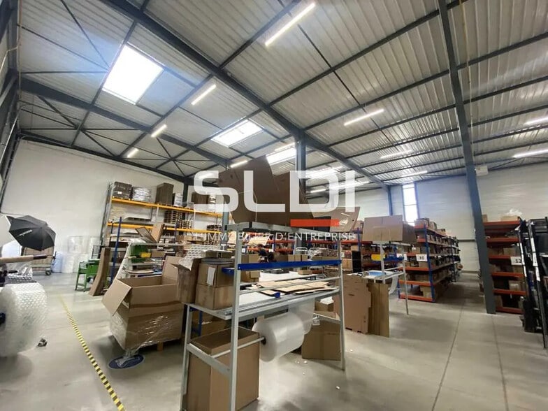 Flex in Saint-Priest for lease - Interior Photo - Image 2 of 6