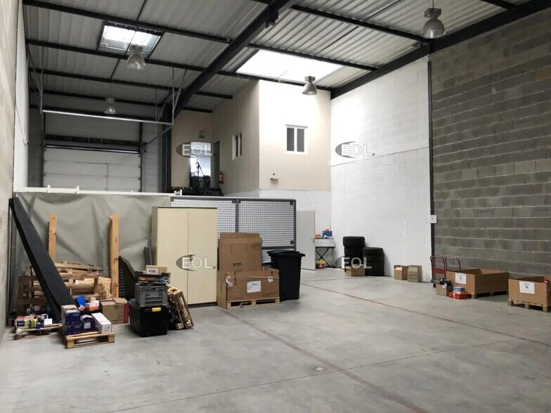 Flex in Mions for lease - Interior Photo - Image 2 of 6