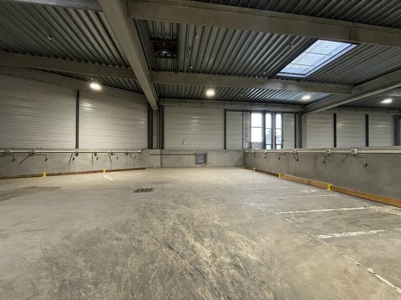 Industrial in Corbas for lease - Interior Photo - Image 2 of 15