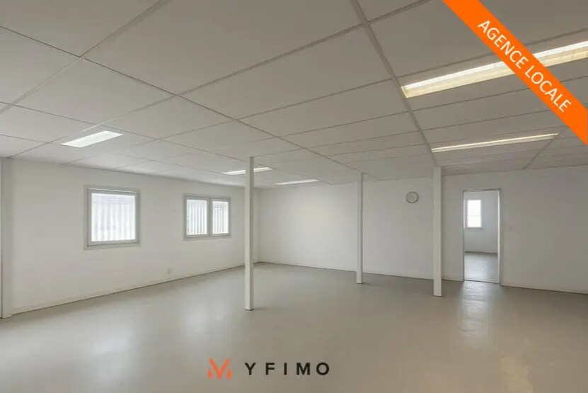 Flex in Ecquevilly for lease - Interior Photo - Image 1 of 6