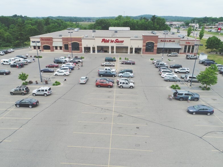 955 W Fulton St, Waupaca, WI for sale - Building Photo - Image 1 of 1