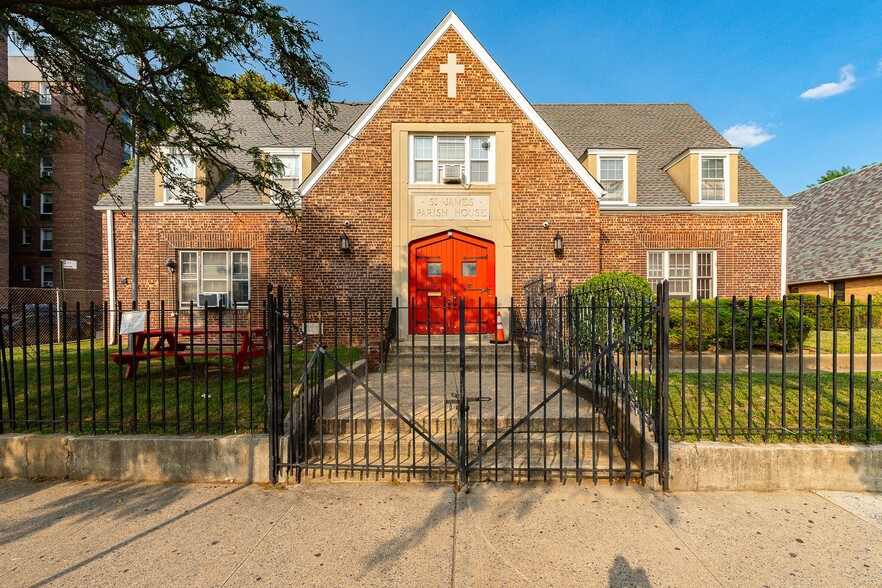 8407 Broadway, Elmhurst, NY for sale - Primary Photo - Image 1 of 5